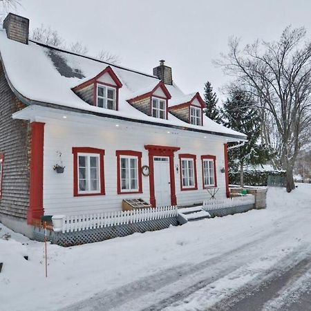 Om Chalet 1 Avec Spa Face Au Fleuve Saint-Jean エクステリア 写真