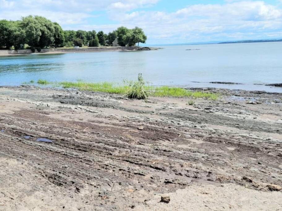Om Chalet 1 Avec Spa Face Au Fleuve Saint-Jean エクステリア 写真