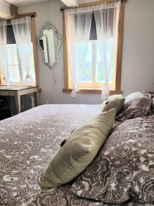 Om Chalet 1 Avec Spa Face Au Fleuve Saint-Jean エクステリア 写真